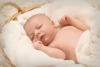 bébé endormi paisiblement dans son lit avec une veilleuse douce